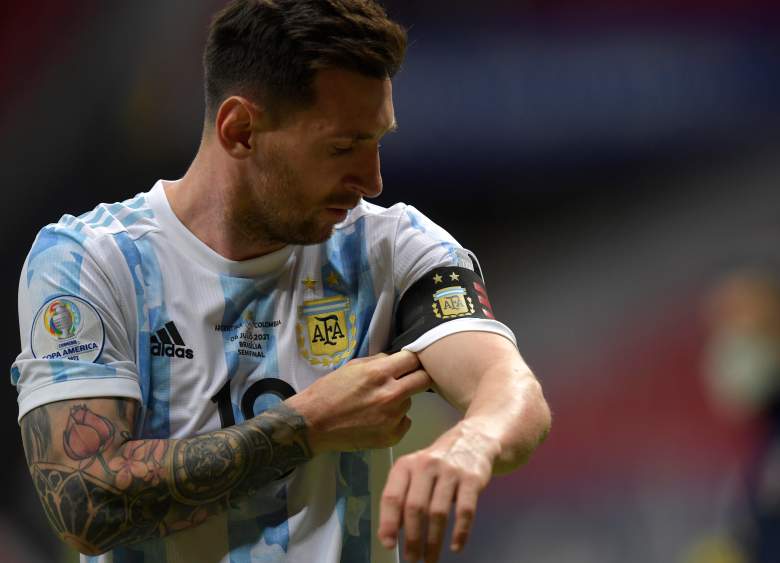 Lionel Messi de Argentina ajusta el brazalete de capitán durante un partido de semifinales de la Copa América Brasil 2021 entre Argentina y Colombia en el Estadio Mane Garrincha el 6 de julio de 2021 en Brasilia, Brasil.