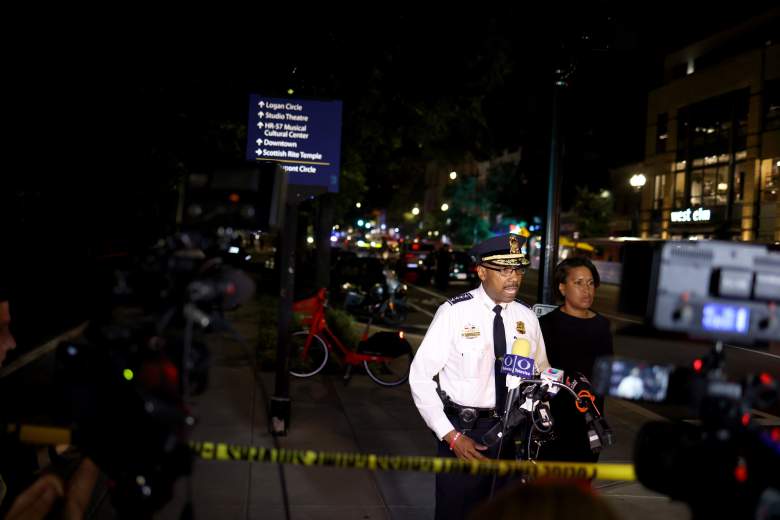 : El jefe de policía Robert Contee habla con los reporteros, con la alcaldesa Muriel Bowser, después de un tiroteo el 22 de julio de 2021 en Washington, DC.