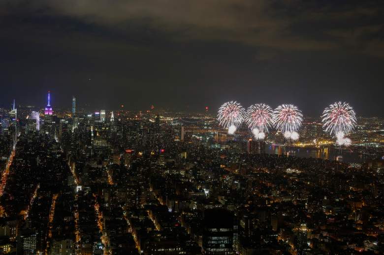 Los fuegos artificiales del 4 de julio de Macy's explotan a lo largo del East River desde el One World Trade Center Observatory el 4 de julio de 2015 en la ciudad de Nueva York.