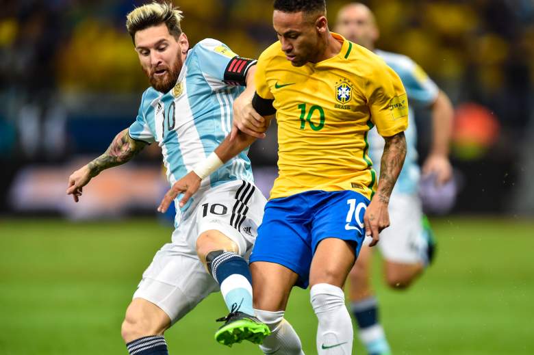 Neymar # 10 de Brasil y Messi # 10 de Argentina luchan por el balón durante un partido entre Brasil y Argentina como parte de la Copa Mundial de la FIFA Rusia 2018 Qualifier en el estadio Mineirao el 10 de noviembre de 2016 en Belo Horizonte.