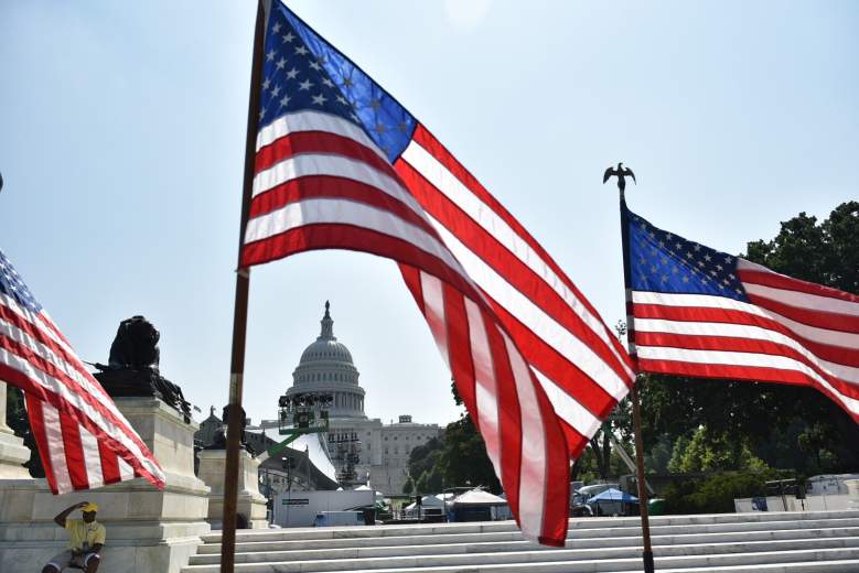 Las banderas estadounidenses se ven cerca del centro comercial frente al Capitolio de los Estados Unidos en Washington, DC el 3 de julio de 2018, un día antes del feriado del Día de la Independencia.