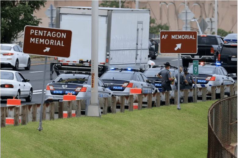 Los socorristas de emergencia trabajan en la escena de un tiroteo con múltiples víctimas en una estación de transporte público fuera del Pentágono el 3 de agosto de 2021 en Arlington, Virginia.