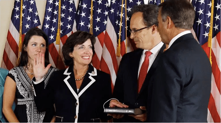 La representante Kathy Hochul (D-NY) con el presidente de la Cámara de Representantes John Boehner (R-OH) (R) y su hija Kathy Hochul (L) y su esposo Bill Hochul en el Capitolio de los Estados Unidos el 1 de junio de 2011 en Washington, DC.