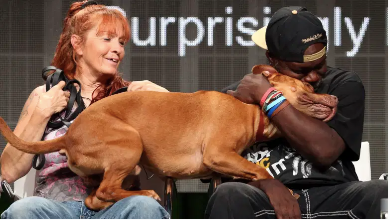 La fundadora del Centro de Rescate de Villalobos, Tia Torres y Earl Moffett, hablaron en el escenario en el panel "Pit Bulls & Parolees" en 2014.