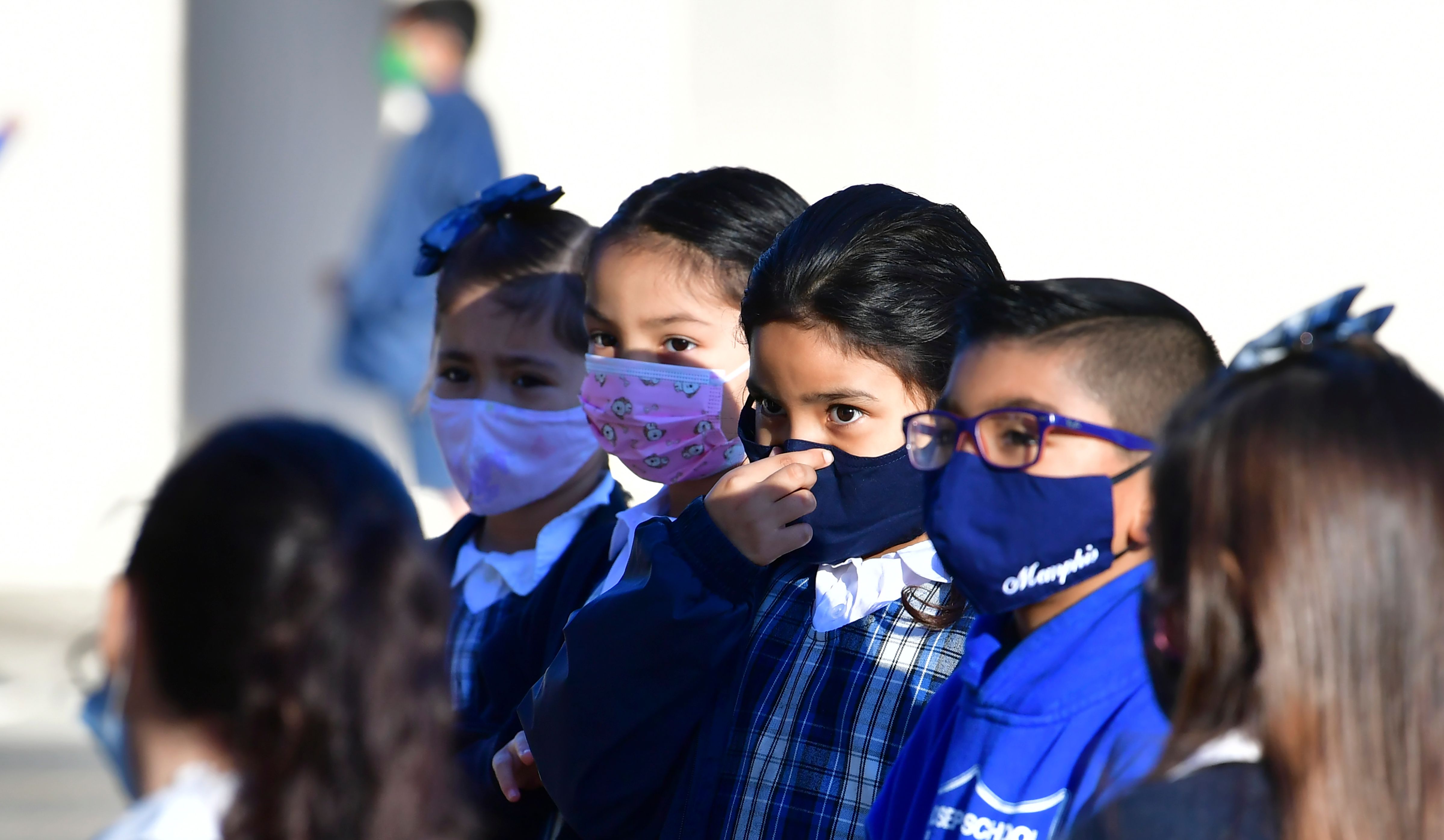 Una estudiante se ajusta la mascarilla en la escuela católica St. Joseph en La Puente, California, el 16 de noviembre de 2020