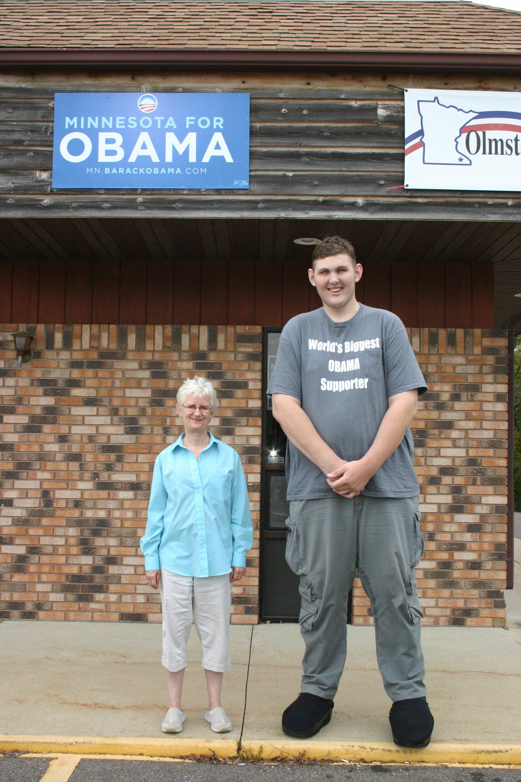 Luciendo su camiseta favorita, Igor Vovkovinskiy (R), el mayor partidario de Obama del mundo, de 2,23 metros de altura, se para junto a su compañero voluntario de Obama Laurel Phelps-Bowman en 22 de septiembre de 2008 frente a la sede de las elecciones demócratas en Rochester, Minnesota.