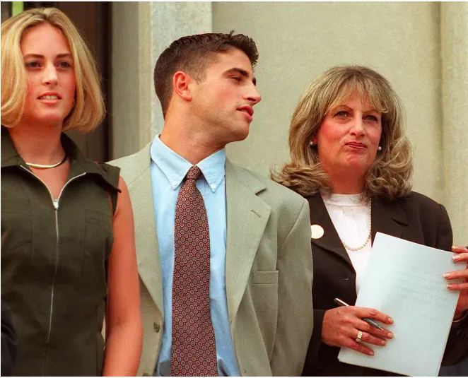 Linda Tripp (R) espera para hacer una declaración a los periodistas junto a su hija Allison (L) y su hijo Ryan (C) frente al Palacio de Justicia Federal el 29 de julio en Washington, DC, después de su octavo y último día de testimonio ante un gran federal jurado.