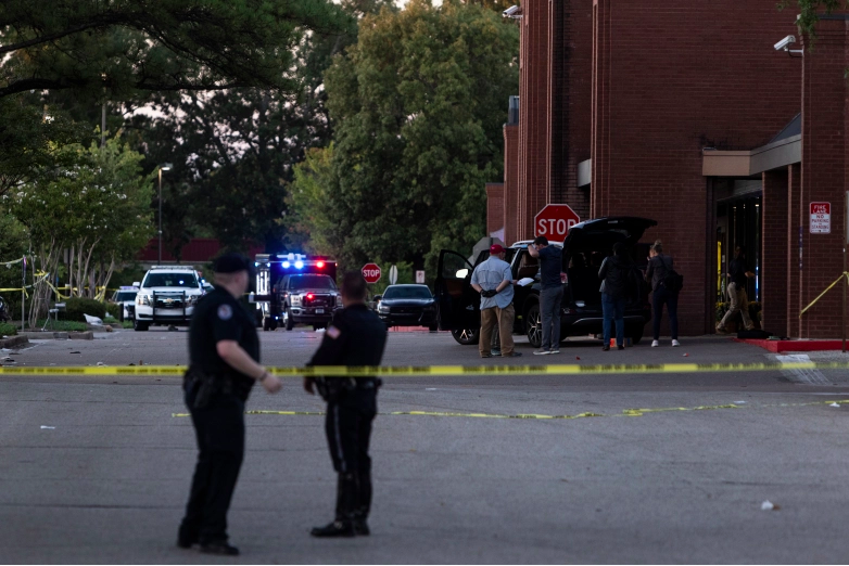 La cinta de la escena del crimen se ve afuera de una tienda de comestibles Kroger donde ocurrió un tiroteo el 23 de septiembre de 2021 en Collierville, Tennessee. El Kroger es donde las autoridades dijeron que un hombre armado aparentemente se suicidó después de abrir fuego dentro de la tienda, matando a una persona e hiriendo a otras 12.