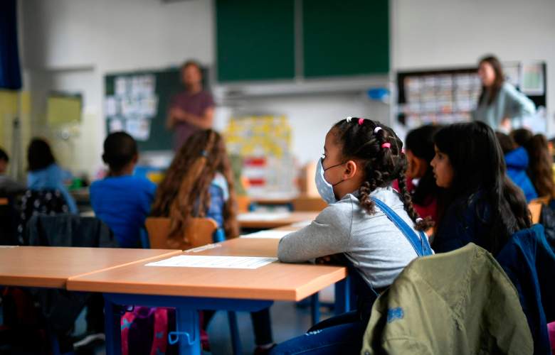 Una niña usa una máscara facial mientras los estudiantes se sientan en un aula de la escuela primaria de Petri en Dortmund, Alemania occidental, el 15 de junio de 2020 en medio de la pandemia del nuevo coronavirus COVID-19