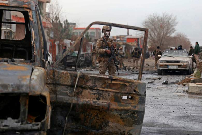 Un miembro de las fuerzas de seguridad afganas monta guardia en el sitio de un ataque en Kabul el 20 de diciembre de 2020.