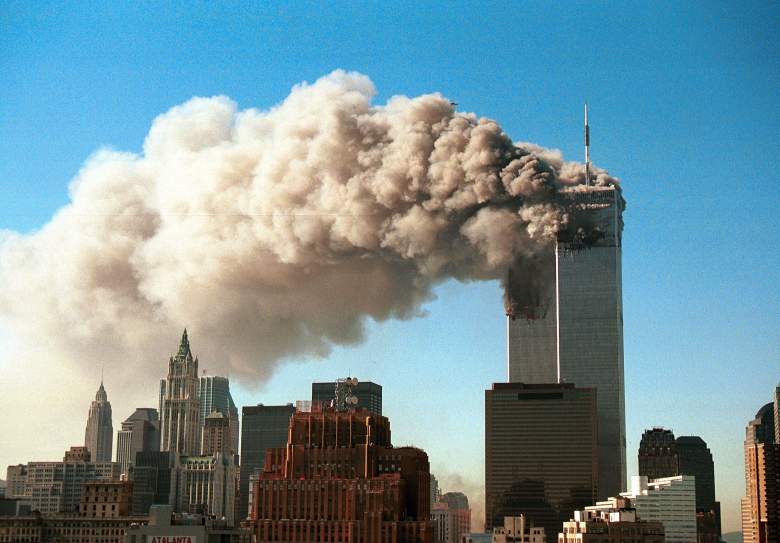 El humo sale de las torres gemelas del World Trade Center después de que fueron alcanzadas por dos aviones secuestrados en un ataque terrorista el 11 de septiembre de 2001 en la ciudad de Nueva York.