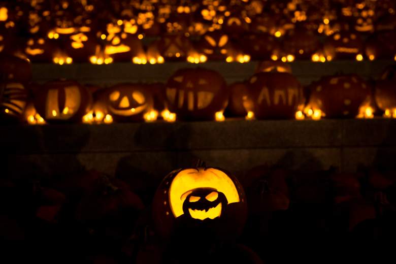 Una instalación de 3.000 calabazas a la luz de las velas cubren los escalones laterales del canal en Granary Square el 31 de octubre de 2014 en Londres, Inglaterra.