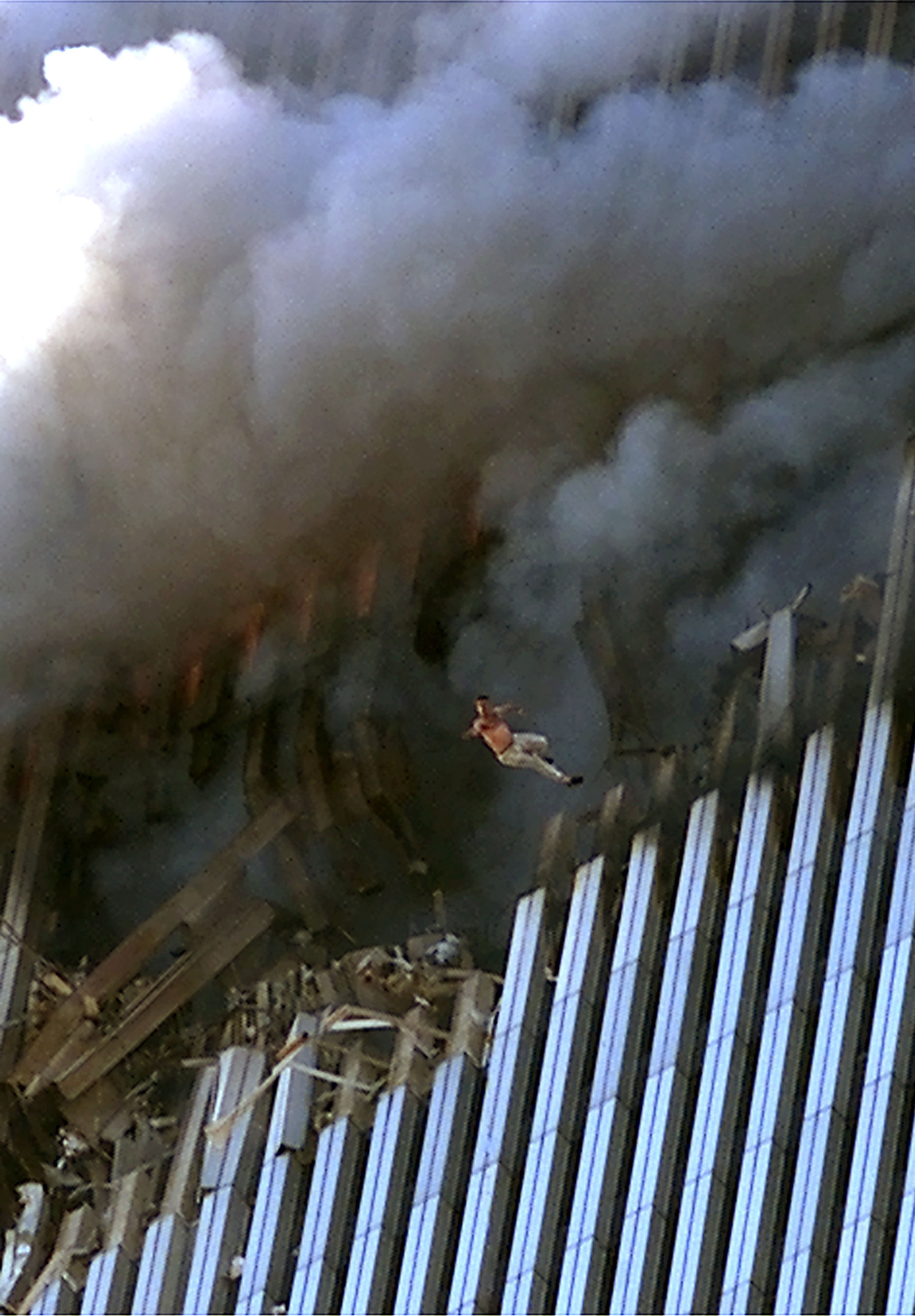 Un hombre salta y muere de un incendio y el humo llenó la Torre Uno del World Trade Center el 11 de septiembre de 2001 en la ciudad de Nueva York después de que terroristas estrellaran dos aviones de pasajeros secuestrados en las torres gemelas.