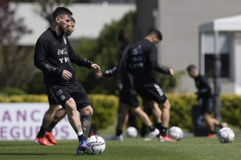 El delantero argentino Lionel Messi pasa el balón durante una sesión de entrenamiento en Ezeiza, Buenos Aires, el 6 de octubre de 2021, antes de un partido de fútbol clasificatorio para la Copa Mundial de la FIFA Qatar 2022 contra Paraguay que se celebrará en Asunción el 7 de octubre