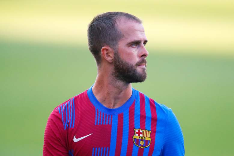 Miralem Pjanic del FC Barcelona mira durante un partido amistoso entre el FC Barcelona y el Gimnastic de Tarragona en el estadio Johan Cruyff el 21 de julio de 2021 en Barcelona, España.