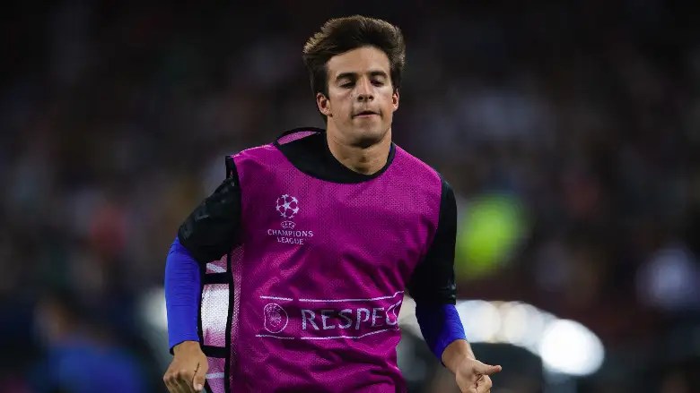 Riqui Puig calienta durante la eliminatoria de la UCL del Barcelona con el Bayern de Múnich.