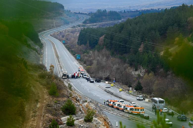 Funcionarios trabajan en el lugar de un accidente de autobús, en el que murieron al menos 46 personas, en una carretera cerca del pueblo de Bosnek, al sur de Sofía, el 23 de noviembre de 2021.