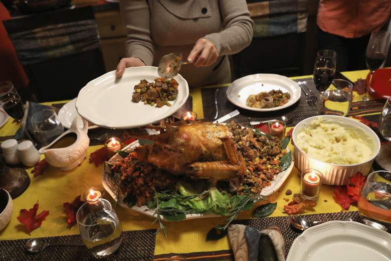 Un inmigrante guatemalteco sirve relleno del pavo de Acción de Gracias el 24 de noviembre de 2016 en Stamford, Connecticut.