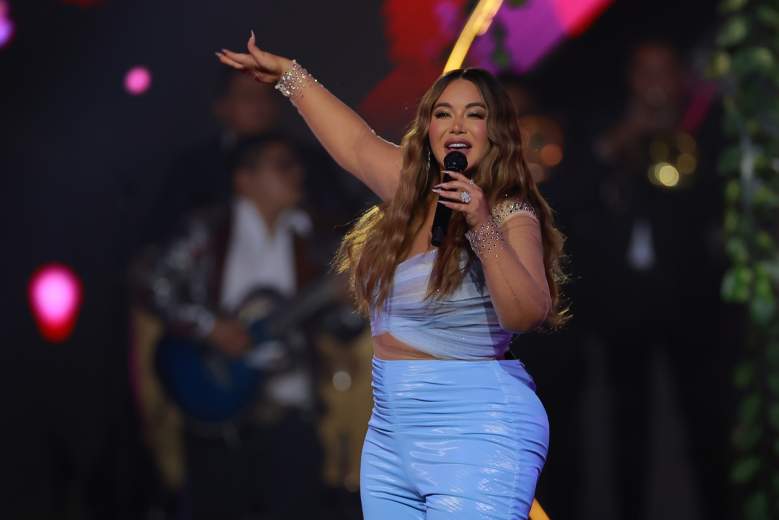 Chiquis Rivera se lució con escote hasta el ombligo