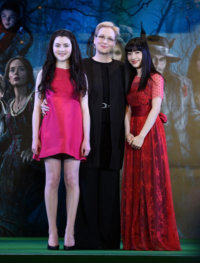 La actriz estadounidense Meryl Streep (C), Lilla Crawford (L) y la cantante japonesa Sayaka Kanda (R) posan para el fotógrafo antes del estreno en Japón de su película "Into the Woods" en Tokio el 4 de marzo de 2015. Se proyectará la película de Disney en todo el país desde el 14 de marzo.