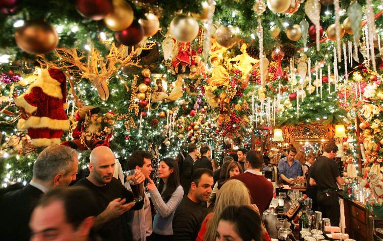 Los clientes disfrutan de la decoración tradicional de Navidad "wunderland" en el restaurante alemán de Rolf el 22 de diciembre de 2004 en la ciudad de Nueva York.