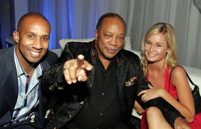 (De izquierda a derecha) Alex Avant, Quincy Jones y Amber Hay asisten al desfile de modas de Victoria's Secret después de la fiesta celebrada en el Hotel Hollywood Roosevelt el 16 de noviembre de 2006 en Hollywood, California.