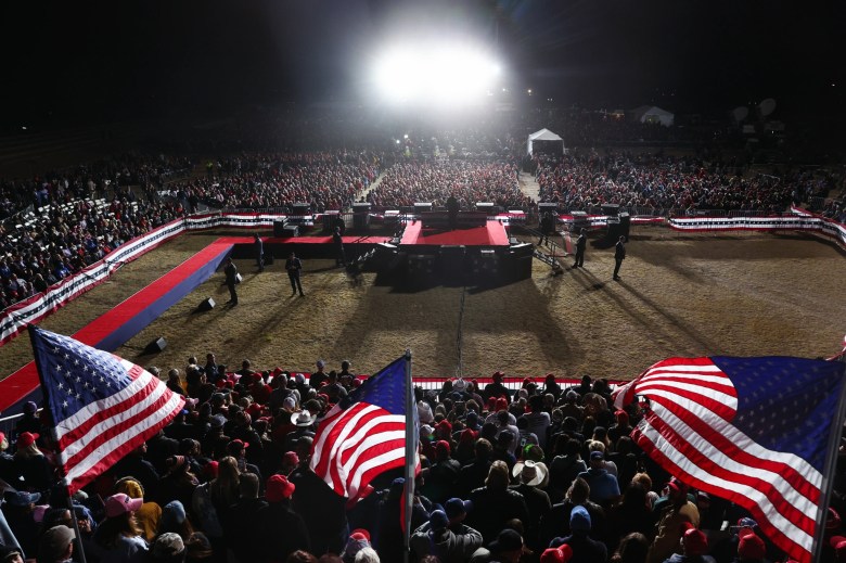 El expresidente Donald Trump habla en un mitin en los terrenos del festival Canyon Moon Ranch el 15 de enero de 2022 en Florence, Arizona.