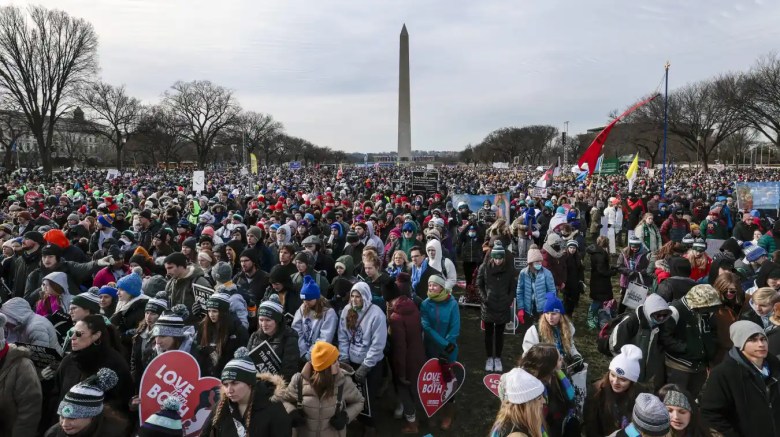 Activistas contra el aborto asisten a la 49.ª manifestación anual March for Life en el National Mall el 21 de enero de 2022.