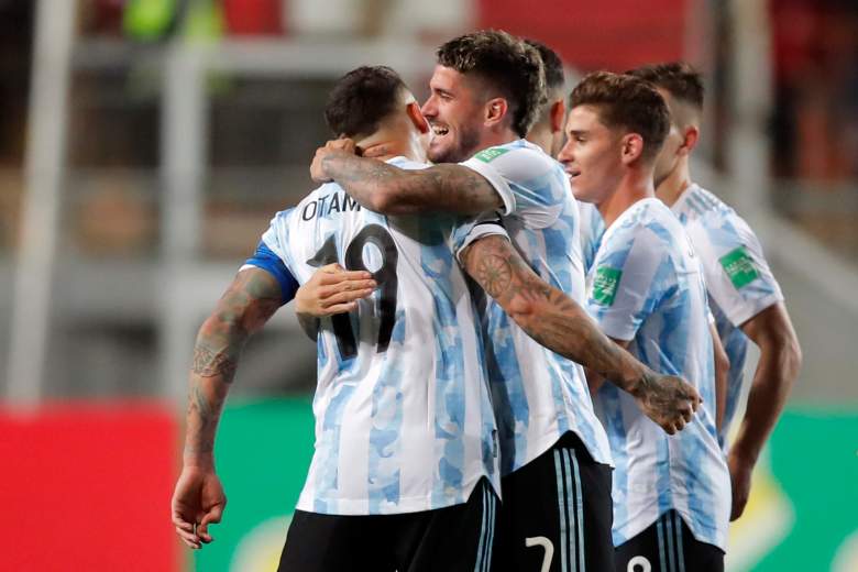 Rodrigo De Paul de Argentina celebra con su compañero de equipo Nicolás Otamendi después de ganar un partido entre Chile y Argentina como parte de las Eliminatorias de la Copa Mundial de la FIFA Qatar 2022 en el Estadio Zorros del Desierto el 27 de enero de 2022 en Calama, Chile.