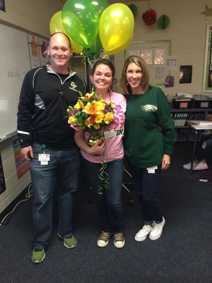 Sarah Beam con otros empleados de la escuela secundaria Cypress Falls.