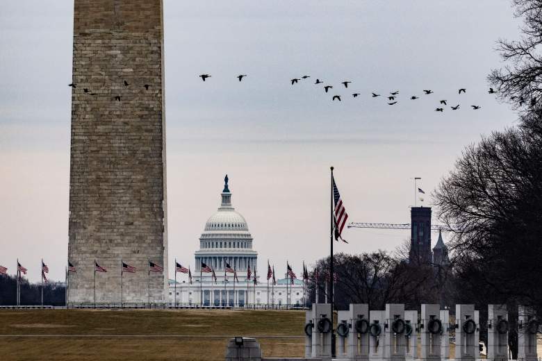 El Capitolio de los Estados Unidos se ve más allá del Monumento a Washington mientras una bandada de gansos vuela sobre el National Mall el Día del Presidente, el 15 de febrero de 2021 en Washington, DC.