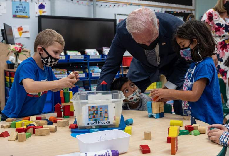 El presidente de EE. UU., Joe Biden, habla con los estudiantes durante una visita a un aula de prekínder en la escuela primaria East End en North Plainfield, Nueva Jersey