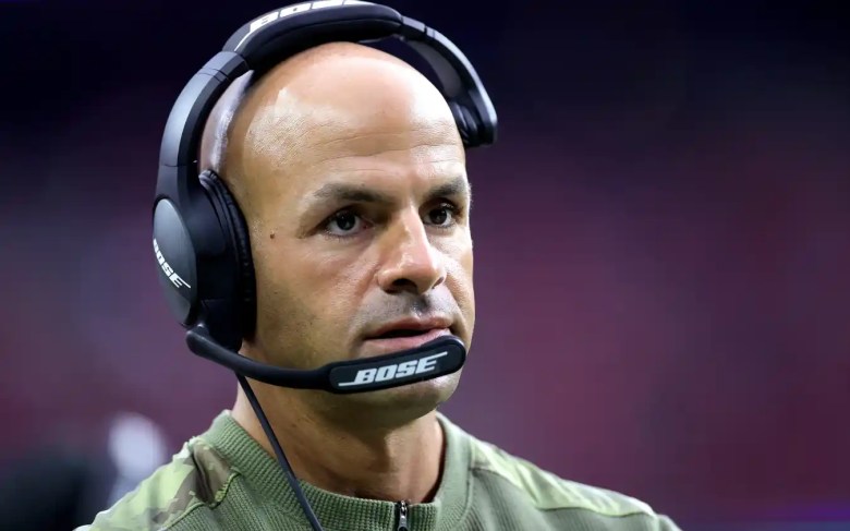 El entrenador en jefe de los New York Jets, Robert Saleh, está entrenando a la Selección Nacional en el Senior Bowl.