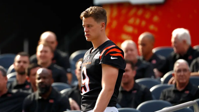 El mariscal de campo de los Cincinnati Bengals, Joe Burrow, presentó un nuevo traje para el Super Bowl LVI.