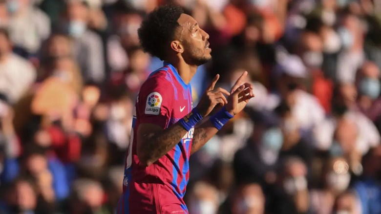 Pierre-Emerick Aubameyang celebra su primer gol con el Barcelona.