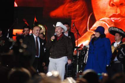 Lupillo Rivera y su hermano Juan honran a su padre