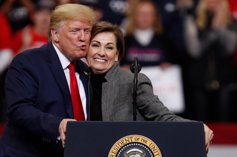 Donald Trump le da un beso en la mejilla a la gobernadora de Iowa, Kim Reynolds, durante un mitin de campaña dentro del estadio Knapp Center en la Universidad de Drake el 30 de enero de 2020.