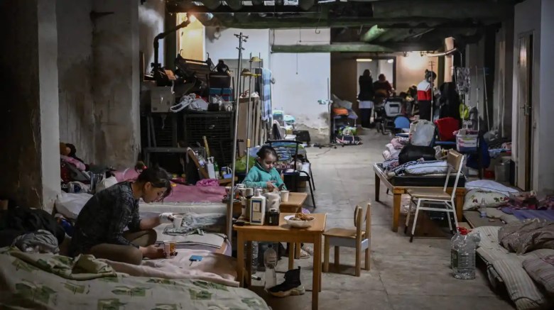 Los niños que reciben tratamiento en un hospital pediátrico tienen sus camas colocadas en el sótano del hospital que se utiliza como refugio antiaéreo, en Kiev el 28 de febrero de 2022.