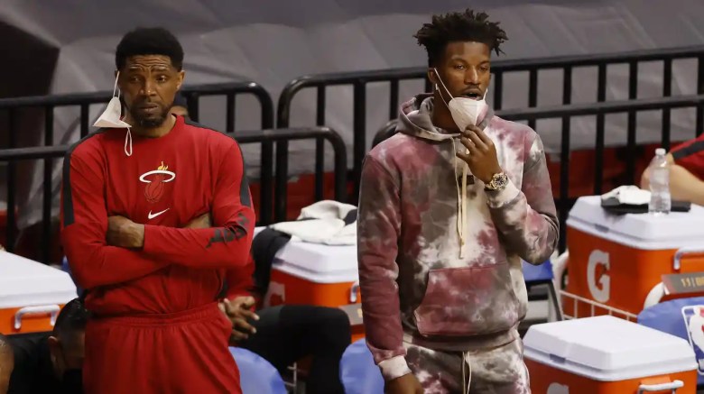 Udonis Haslem #40 y Jimmy Butler #22 del Miami Heat miran desde el banco contra los Milwaukee Bucks durante el segundo cuarto en el American Airlines Arena el 29 de diciembre de 2020.