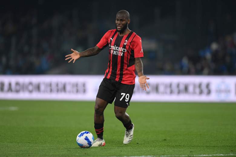 Franck Kessie del AC Milan durante el partido de serie A entre el SSC Napoli y el AC Milan en el Stadio Diego Armando Maradona el 6 de marzo de 2022 en Nápoles, Italia