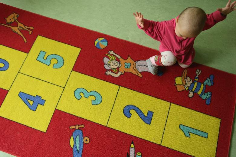 Niña de 11 meses en la sala de juegos de guardería en Alemania.