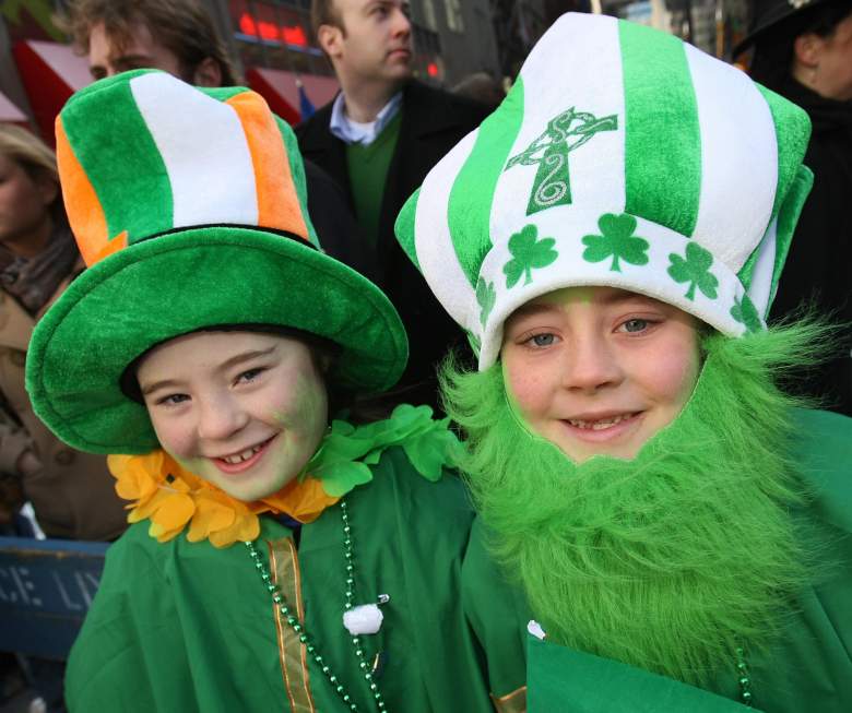 Ciara y Niall Casey, vestidos con los colores irlandeses, animan a las bandas de música mientras avanzan por la Quinta Avenida durante el Desfile del Día de San Patricio el 17 de marzo de 2008 en Nueva York.