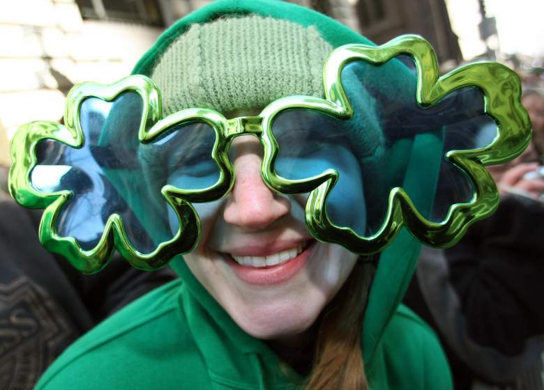 Los observadores del desfile animan a las bandas de música mientras avanzan por la Quinta Avenida durante el Desfile del Día de San Patricio el 17 de marzo de 2008 en Nueva York.