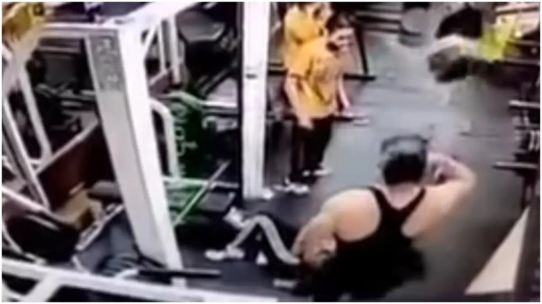 Una captura de pantalla del video que muestra el momento en que la mujer se prepara para hacer sentadillas con 180 kilos en una máquina Smith.