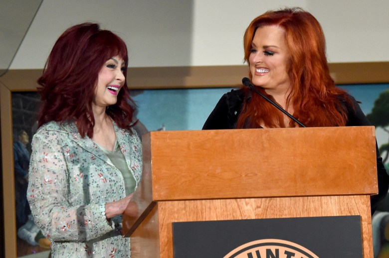 Naomi Judd con su hija Wynonna