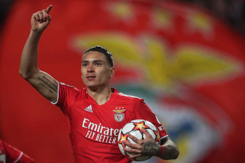 El delantero uruguayo del Benfica, Darwin Núñez, celebra después de marcar el primer gol de su equipo durante el partido de ida de los cuartos de final de la Liga de Campeones de la UEFA entre el SL Benfica y el Liverpool FC en el estadio Luz de Lisboa el 5 de abril de 2022.