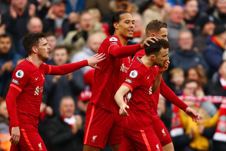 Diogo Jota de Liverpool celebra con sus compañeros (LR) Andrew Robertson, Virgil van Dijk y Jordan Henderson después de marcar el primer gol de su equipo durante el partido de la Premier League entre Liverpool y Watford en Anfield el 2 de abril de 2022 en Liverpool , Inglaterra.