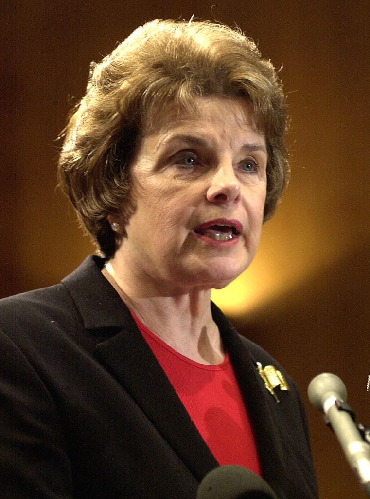 La senadora estadounidense Dianne Feinstein (D-CA) habla en una conferencia de prensa en Capitol Hill el 5 de febrero de 2003.