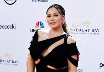 Chiquis Rivera deleita a sus fans con gran escote y toda de rosado