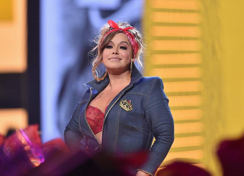 Chiquis sale con hombre menor